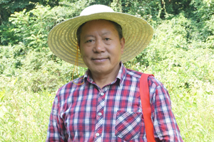 長篇小說獎：獲獎作品《白虎寨》作者：李傳鋒（土家族）         創(chuàng)作感言　　我采用現(xiàn)實主義手法，多角度聚焦貧困山村，近距離體察鮮活農(nóng)事，思考社會變革。我盡量使作品有著豐富的“三農(nóng)”信息，讓作品跳動著強勁的時代脈搏。我沒有過多地關注寫作的技術，而是將心血灌注于鮮活的物事。就像唱山歌一樣，激情一來，就高興地吼幾嗓子。《白虎寨》就是我為中國扶貧事業(yè)獻唱的一首山歌。