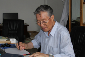 長篇小說獎：獲獎作品《信仰樹》作者：烏·寶音烏力吉（蒙古族）         創(chuàng)作感言　　在創(chuàng)作長篇小說《信仰樹》時，尊敬的扎老師當年的預言仍然鼓勵著我。我想，把預言、夢想變?yōu)楝F(xiàn)實時，需要勤奮、信念和不斷的學習。在文學創(chuàng)作方面，如果說蒙古族文化遺產(chǎn)和宗教信仰是栽培我的“信仰樹”的土壤的話，不斷地讀書學習是使它成活和成長的人為因素。