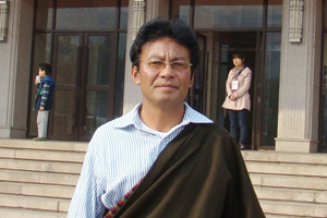 中短篇小說獎：獲獎作品《無雪冬日》作者：德本加（藏族）         創(chuàng)作感言　　文字是最豐富多彩又最復雜深奧的事物。我是一個被文字的養(yǎng)分滋潤過的人，因此對文字有很深的感情。經(jīng)歷了從盲目的人生到回頭探尋人生意義的漫長旅程，我深深體會到了文字無可比擬的力量和無與倫比的魅力?？梢哉f這一切是我進行小說創(chuàng)作最根本的動力。