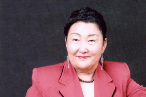 中短篇小說獎：獲獎作品《幸福的氣息》作者：努瑞拉·合孜汗（哈薩克族）         創(chuàng)作感言　　在網(wǎng)上看到自己獲得“駿馬獎”的消息時，我簡直不敢相信自己的眼睛。太好了！高興極了！這給予那些“靠關系獲獎”的說法一個狠狠的打擊。另外，我的作品主要書寫真人真事，主題還比較現(xiàn)代，但是有些人認為我的寫法太傳統(tǒng)、老舊了?，F(xiàn)在看來，不是我想象的那樣，我就更加激動了。