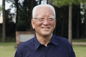 報告文學獎：獲獎作品《這里是紅軍走過的地方》作者：降邊嘉措（藏族）         創(chuàng)作感言　　長征也是文藝創(chuàng)作取之不盡、用之不竭的豐富源泉。早在10多年前，在親身參加過長征的老紅軍的鼓勵和指導下，我開始撰寫反映長征的長篇紀實文學《這里是紅軍走過的地方》。該書后來得到作協(xié)的支持，被列為中國作協(xié)的重點扶持作品。作品于2013年由作家出版社出版……