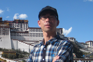 詩歌獎：獲獎作品《茶馬古道記》作者：何永飛（白族）         創(chuàng)作感言　　創(chuàng)作《茶馬古道記》，我就是想以趕馬哥的姿態(tài)，把古道上的詩意、濃情、感動、美妙、圣潔等馱在文字的騾馬之背上，然后翻過俗念之山、跨過惡行之水，去修復破損的人心和世道。我想，稍微停頓修整一下，我又得趕著我敬畏的文字，繼續(xù)翻山越嶺，向夢想的春天進發(fā)。