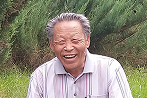 詩歌獎：獲獎作品《崔龍官詩選集》作者：崔龍官（朝鮮族）         創(chuàng)作感言　　在這本詩選集中，可以說是以“虛”與“靜”為思想底色的，其核心技巧則應該說是意象的創(chuàng)造。思想、經(jīng)驗、技巧，如一條條縱橫交錯的絲線，共同織成了一段綢布。我進行詩歌創(chuàng)作時，在語言功能的發(fā)揮上格外下了點功夫。至于這一段綢布的質量究竟如何，我心里還沒譜。 