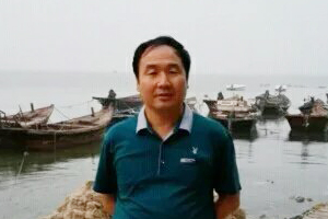 詩歌獎：獲獎作品《風中撿拾的草葉與月光》作者：妥清德（裕固族）         創(chuàng)作感言　　因為詩歌，我常常在夕陽落去時，站在被風吹涼的田埂上，回望草原和昨天的時光，回望那些與我生命有關的寂寞和惆悵，回望月光下吹笛子的裕固族姑娘。也許，只有這種回望能縮短我的痛苦和孤獨，讓我的詩歌生動起來，讓我的生活真實起來。