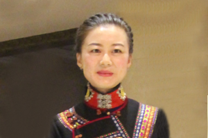 詩歌獎：獲獎作品《好時光》作者：魯娟（彝族）         創(chuàng)作感言　　從故鄉(xiāng)的起點出發(fā)，怎樣去尋找一種最適合表達自己的方式，這是我一直要摸索探尋的路?？娝古裾业搅宋?，詩歌這雙看不見的翅膀，帶領我從平凡、瑣碎、黯淡的日常生活中提升，擦亮被灰塵蒙敝已久、無處不在的詩意，教會我從黯淡的生活中提煉出一束束閃閃發(fā)光的金薔薇。