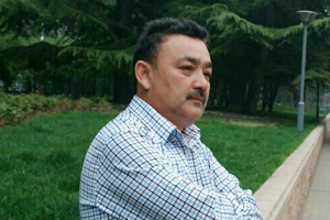 詩歌獎：獲獎作品《云彩天花》作者：依力哈爾江·沙迪克（維吾爾族）         創(chuàng)作感言　　我始終認為“世界就是詩歌，詩歌就是世界”，并對此堅信不疑。這種不改初衷、一如既往的堅持，使我在詩歌創(chuàng)作上有所收獲；永遠如激情燃燒的青春之火，照亮我不斷前進；孩提時的那份純真的感情、那份激情始終占據(jù)著我的內心、我的靈魂。