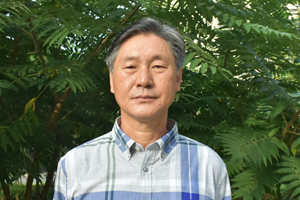 散文獎：獲獎作品《話說歷史的江——圖們江》作者：金寬雄（朝鮮族）         創(chuàng)作感言　　從語言分布的角度上看，中國的朝鮮語和其他少數(shù)民族語言與納瓦霍語的狀況相類似，使用的人群小。然而，少數(shù)民族的語言和文字，和漢語言文字一樣，是中國語言文化中不可或缺的因素，她們有奇芳異彩，正是這些異彩紛呈的花朵裝點著整個中華民族語言文化的大花園。