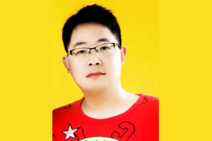 散文獎：獲獎作品《露水碩大》作者：楊犁民（苗族）         創(chuàng)作感言　　就我個人而言，精神家園永遠只是個草案，像修房子一樣立了幾根木棒，上了幾根大梁——它永遠不會有建成的一天。但是它又永遠沒有停下來的一天。就像我無數(shù)次看過的螞蟻，辛勤奔勞絕不是為一粒食物那么簡單，一定有另一種不為人知的價值和意義。人在有自己的世俗生活的同時，還應該有自己的精神生活。