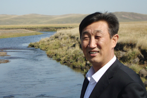 散文獎：獲獎作品《蒙古密碼》作者：特·官布扎布（蒙古族）         創(chuàng)作感言　　經(jīng)過與遠去的古老往事反復對話，經(jīng)過對錯綜復雜的歷史腳印進行反復的辨識，經(jīng)過對千古英雄們遠去背影的反復打量，我終于發(fā)現(xiàn)了一個存在于世界東方的古老生存圈，發(fā)現(xiàn)了讓遠古勇士們拼殺不止的事由原委，發(fā)現(xiàn)了人們圍繞生存資源進行追逐的目的所在，發(fā)現(xiàn)了偉大祖國一體統(tǒng)一而不可分割的歷史鐵證……