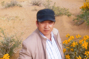 翻譯獎：蒙古文譯漢文作者：馬英（蒙古族）         創(chuàng)作感言　　文學翻譯的要理在于“信、達、雅”，詩歌也好，小說也好，都遵循這個原則。我的文學翻譯實踐也是基本按著這個軌跡進行的。從蒙古文譯成漢語的時候，最難的是民俗民風、宗教文化、游牧生活的內容以及與之相對應的詞匯。要知道，蒙古語中的許多詞匯，在漢語詞典里是找不到的，蒙漢詞典里也找不到……