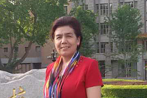 翻譯獎：維吾爾文譯漢文作者：姑麗娜爾·吾甫力（維吾爾族）         創(chuàng)作感言　　正因為這部作品在當代維吾爾文學創(chuàng)作中的重要地位、突出的社會現(xiàn)實意義，以及作者豐富的歷史文化知識和嫻熟的創(chuàng)作技巧、高尚的人格魅力，都吸引我閱讀、思考，進而產(chǎn)生了想把作品翻譯成漢語，讓更廣大的各民族讀者能通過漢語了解這部作品，了解維吾爾族歷史文化……