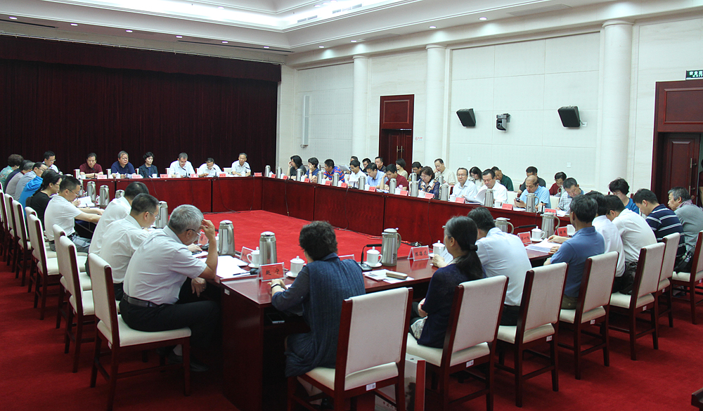 7月21日，第十一屆全國少數(shù)民族文學創(chuàng)作“駿馬獎”評獎委員會第一次全體會現(xiàn)場