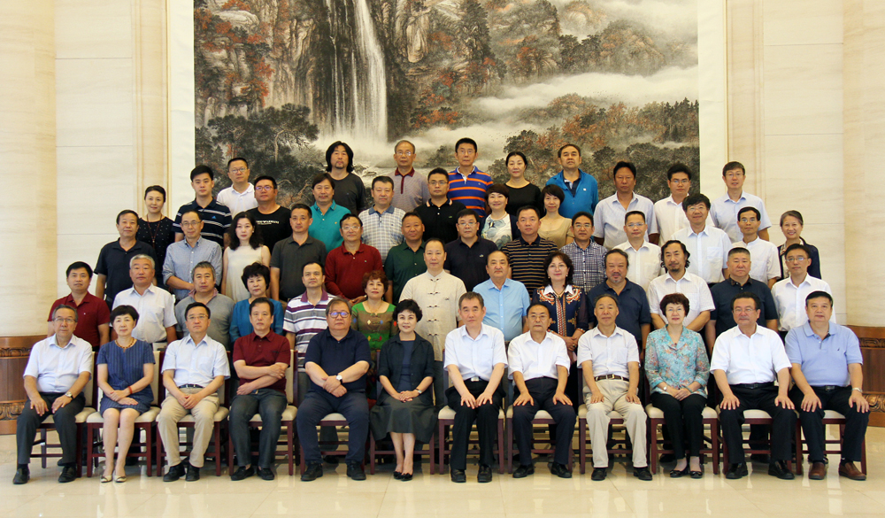 7月21日，第十一屆全國少數(shù)民族文學創(chuàng)作“駿馬獎”評委會全體評委合影