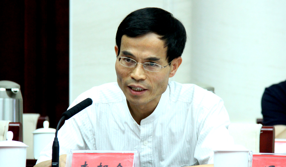 中國作協(xié)創(chuàng)研部副主任、駿馬獎評獎辦公室副主任李朝全作關于參評作品和譯者申報及公示情況的說明