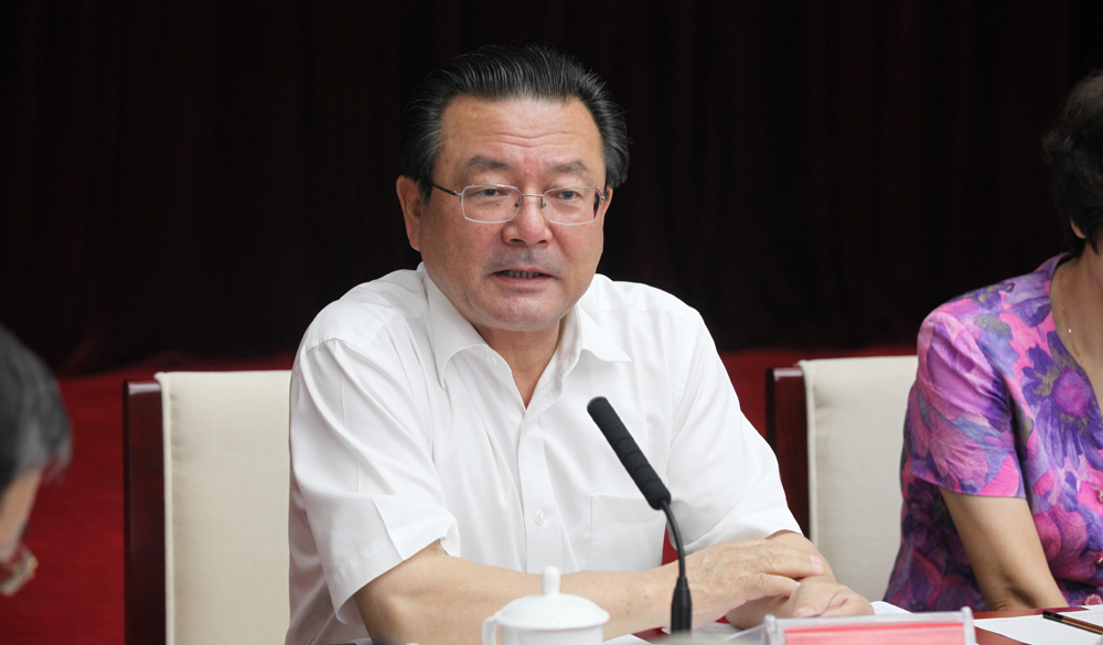 8月2日，評委艾克拜爾·米吉提在終評會上介紹小組討論情況