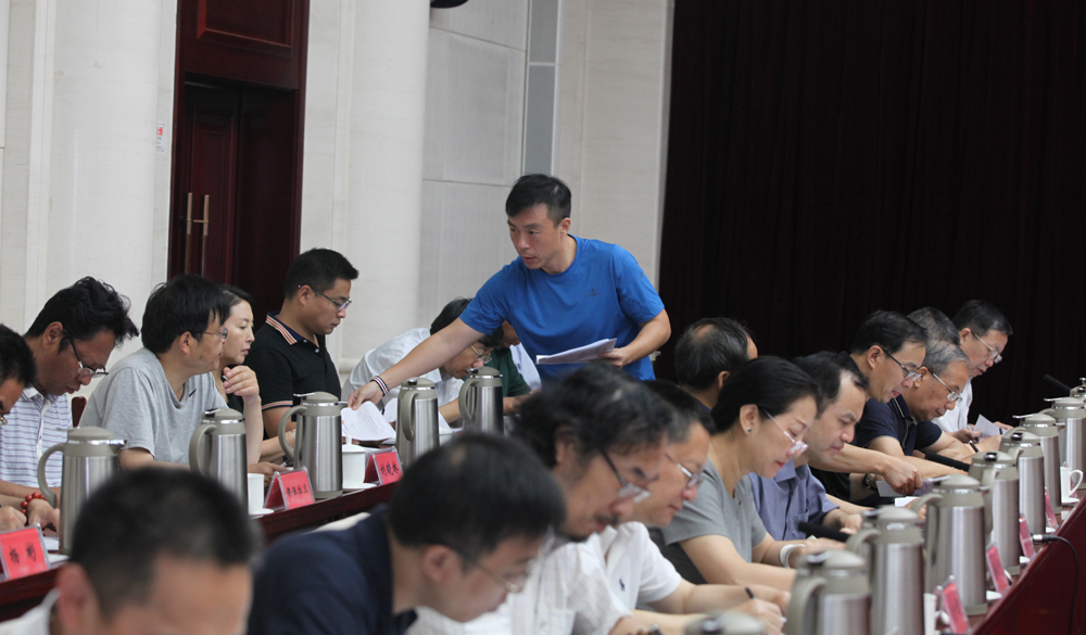 8月2日，第十一屆全國少數(shù)民族文學創(chuàng)作“駿馬獎”終評會工作人員分發(fā)選票