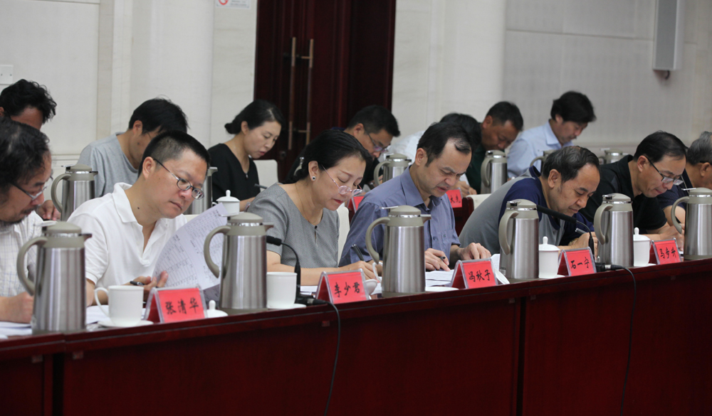 8月2日，第十一屆全國少數(shù)民族文學創(chuàng)作“駿馬獎”終評會評委畫票