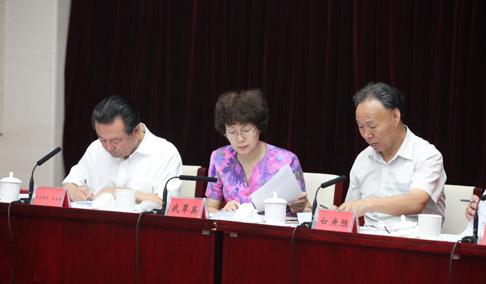 8月2日，第十一屆全國少數(shù)民族文學創(chuàng)作“駿馬獎”終評會評委畫票