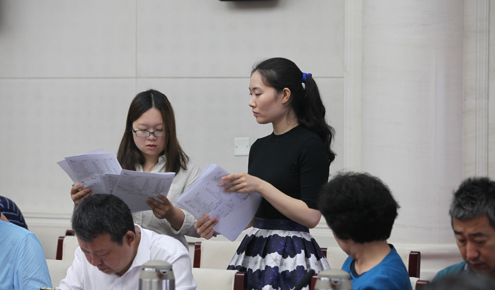 8月2日，第十一屆全國少數(shù)民族文學創(chuàng)作“駿馬獎”終評會工作人員收回評委投票