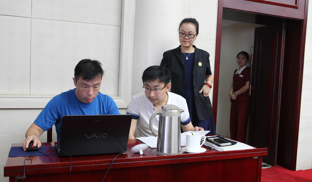 8月2日，工作人員統(tǒng)計評委畫票情況