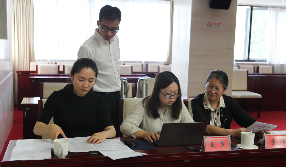 8月2日，工作人員統(tǒng)計評委畫票情況