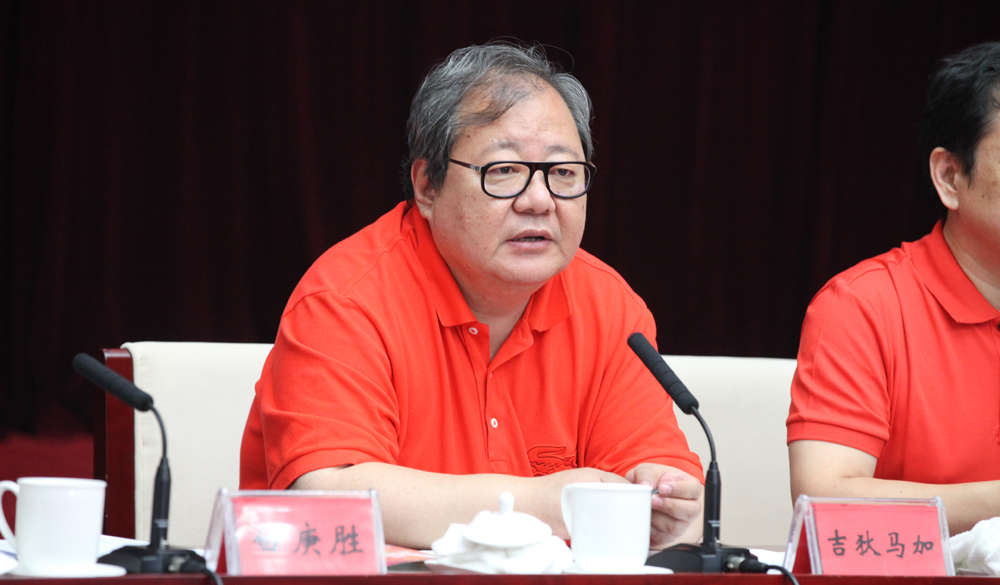 8月2日，評委會主任吉狄馬加在終評會上講話