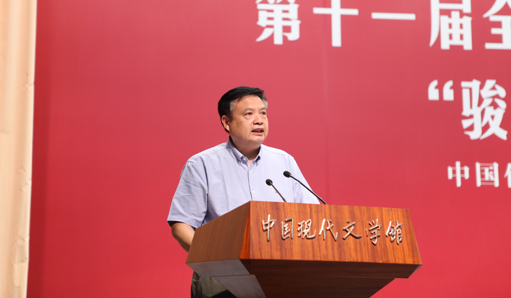 評委馮藝宣讀散文獎授獎詞