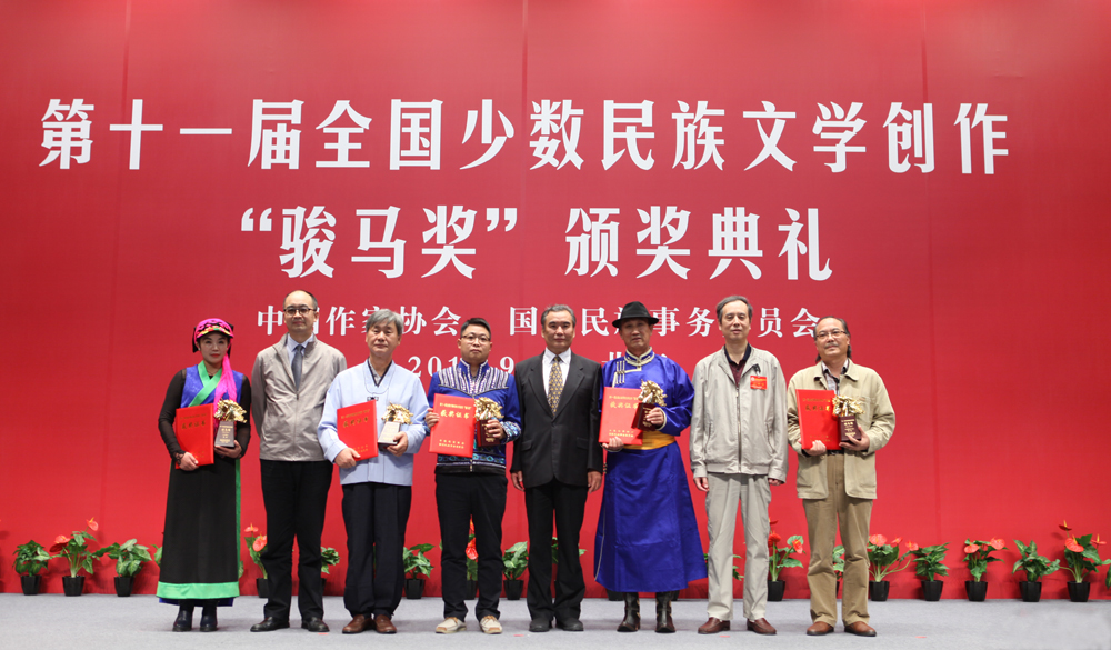 李冰、廖奔、吳義勤為散文獎獲獎者頒獎