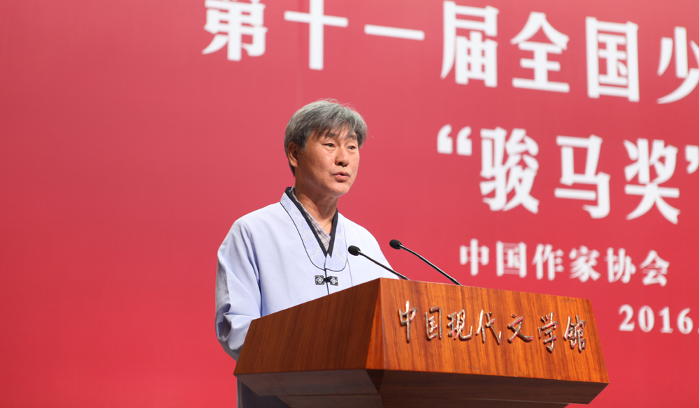 散文獎獲獎代表金寬雄（朝鮮族）發(fā)表獲獎感言