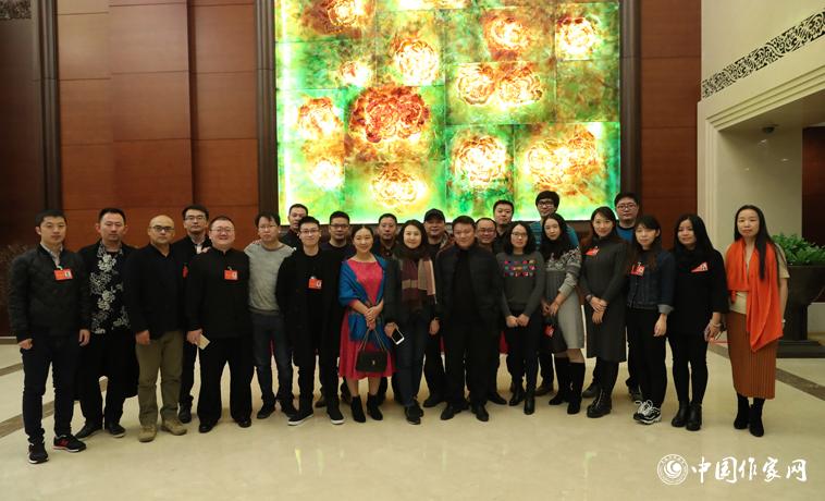 11月29日，參會網(wǎng)絡(luò)作家集體合影留念