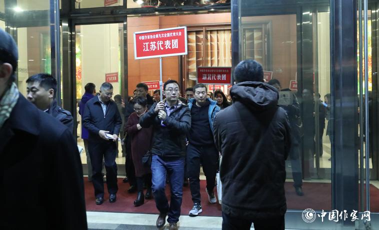 11月29日，與會者走出會場