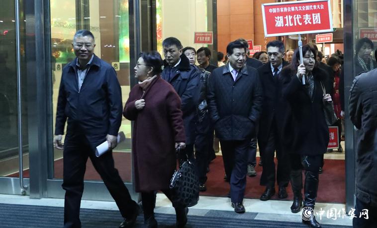 11月29日，與會者走出會場