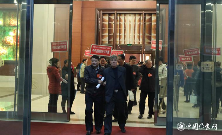 11月29日，與會者走出會場