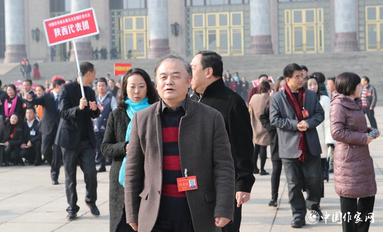 11月30日，大會開幕式結(jié)束，與會代表走出會場。