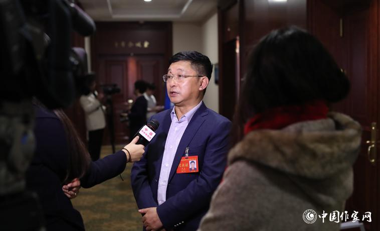 11月30日下午，阿來接受媒體參訪。