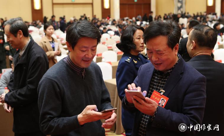 12月1日，第二次全體會議開始前，與會代表陳眾議與代表交談。