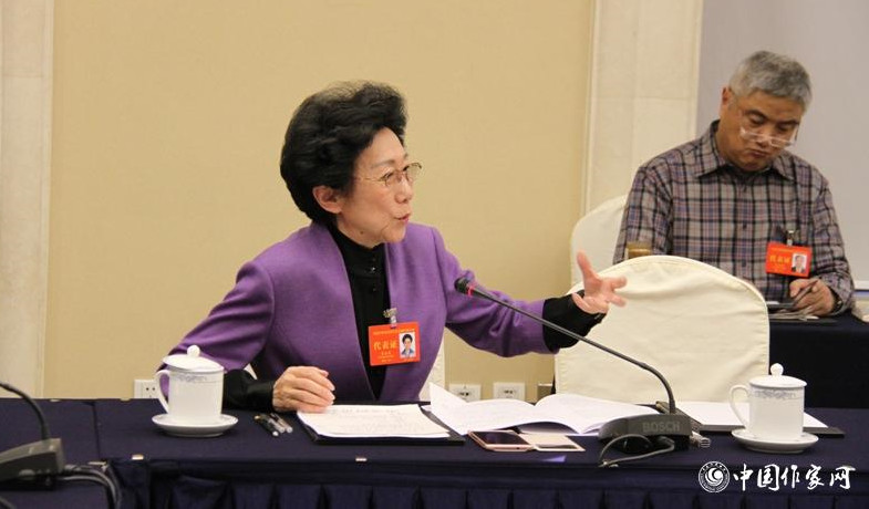 12月1日下午，中央直屬機關(guān)代表團分組討論，代表積極發(fā)言。