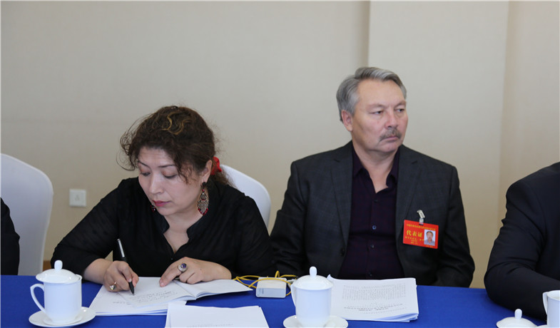 12月1日下午，天津、貴州、新疆代表團代表認真做記錄。