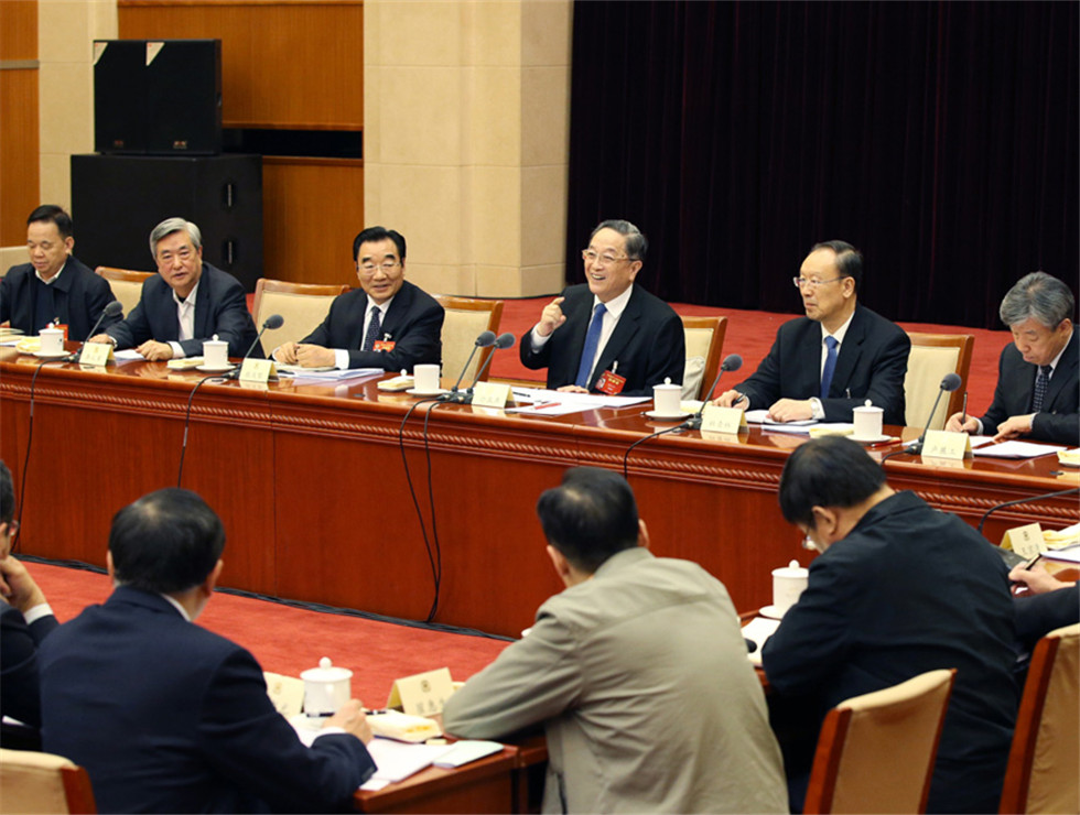 俞正聲看望社會科學、新聞出版界委員并參加討論