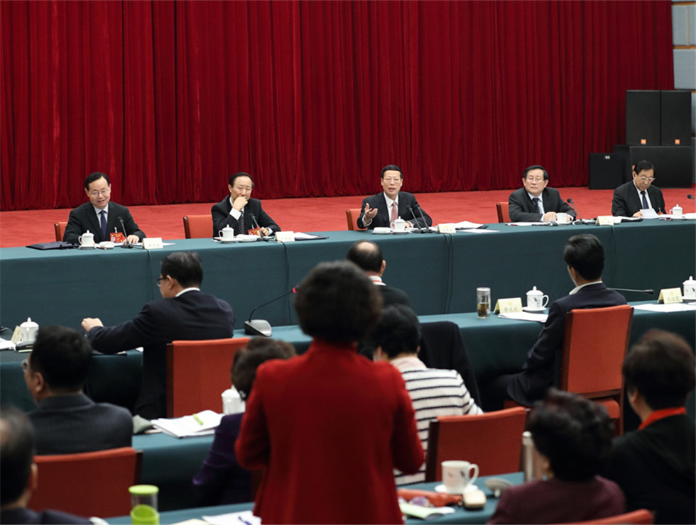 張高麗看望致公、僑聯(lián)、對外友好界委員并參加討論