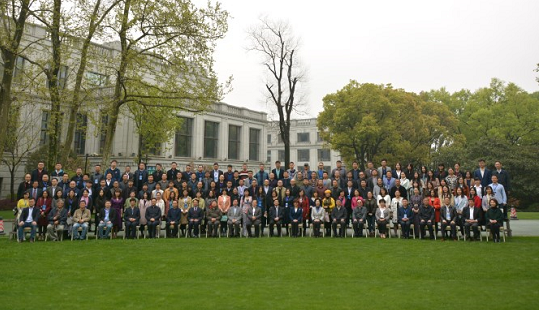 第三屆中國(guó)網(wǎng)絡(luò)文學(xué)論壇與會(huì)人員合影