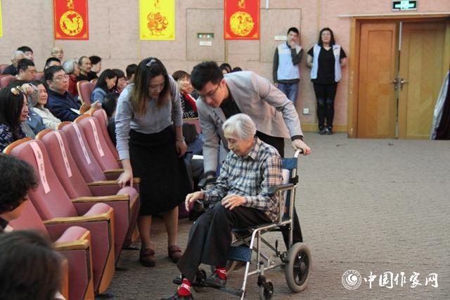 開場前，于是之的遺孀李曼宜來到現(xiàn)場