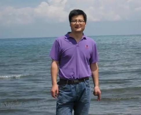 王鵬程：我傾向事實感的批評         文學批評作為一種審美體驗和價值判斷，“知多偏好，人莫圓該”。那么，批評諸要素中最關(guān)鍵的是什么？學識、視野，抑或眼光、方法？竊以為，最關(guān)鍵的還是事實感——藝術(shù)經(jīng)驗里真理性內(nèi)涵的呈現(xiàn)。如伽達默爾所言：藝術(shù)作品的真理性既不孤立地體現(xiàn)在作品上，也不孤立地存于審美主體上，而是存在于過去與現(xiàn)在的溝通，以及“不斷更新的被經(jīng)驗的實在性”上。由此可見，事實感是一種無形的“軟能力”，是一種看起來極為普通而又十分難得的批評才能。但它無疑是批評的生命線，關(guān)系到批評的可信度和有效性。　　　　　　　　　　　　　　　　　　[詳細]