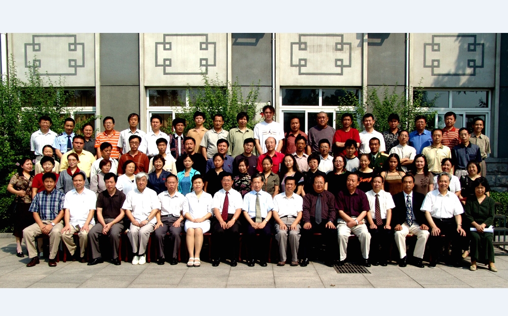 魯迅文學(xué)院第四屆高研班學(xué)員名單　王曉霞　戴雁軍　姬淑喆　陳鐵軍　王延輝　白金聲　空特勒　張　華　周建新　于曉威　包鐵軍　高　晶　崔紅一　李成飛　陳雪鴻　趙艷平　胡冬林　魏光焰　唐　櫻　劉曉平　向啟軍　譚麗娟　韋俊?！∈Y月英　張永祥　哥　布　趙振王　李　騫　何發(fā)昌　祁開虹　何炬學(xué)　旦巴亞爾杰　　　白瑪娜珍　烏力吉巴圖　　　楊洲穎 次仁羅布　趙劍平　羅　勇　沙　戈　阿拉旦·淖爾　才旺瑙乳　　鐵穆爾　　亞生·沙地克　葉爾克西　狄力木拉提　阿力木江·阿不都克力木　扎西班典　平　原　江洋才讓　馬學(xué)功　馬麗華　巴　根