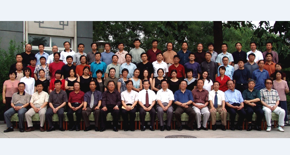 魯迅文學(xué)院第三屆高研班學(xué)員名單　邱華棟　武　歆　張　旻　胡學(xué)文　馬明高　馬　力　李巧艷　王黎明　王方晨　孫麗萌　薛　濤　張宏杰　鐘求是　楊利紅　全勇先　徐　巖　龐余亮　朱日亮　楊劍敏　程　維　曹多勇　潘小平　余述平　賴妙寬　鄧宏順　袁雅琴　鮑玉學(xué)　黃佩華　胡　彬　雷平陽　夏天敏　鄧　毅　唐亞平　寇　輝　平措扎西　　倮伍拉且　　娜　夜　劉亮程　趙光鳴　張根粹　李成虎　梅　卓　徐　劍　張慧敏　文清麗　徐　迅　鄭欣力　杜　麗　央　珍　薛燕平　?！∮隆〕獭∏唷?/></a><a href=