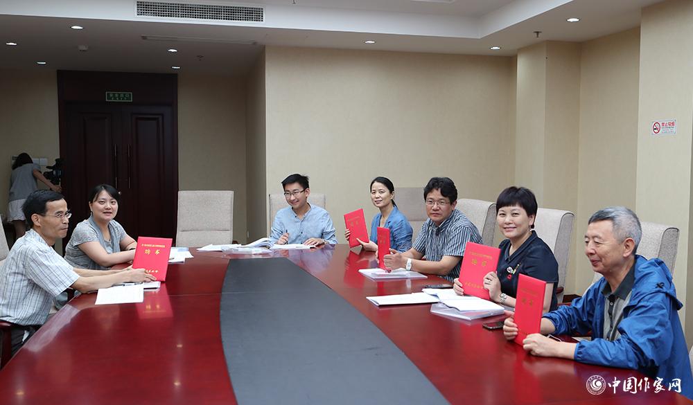 7月24日，全體會議結(jié)束后，綜合二組召開小組會議