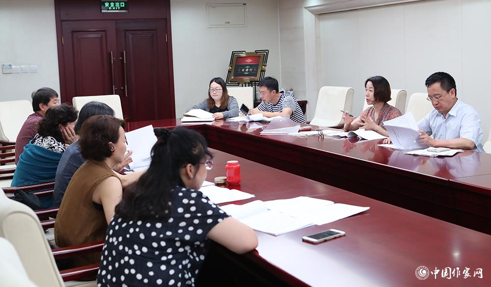 7月24日，全體會議結(jié)束后，綜合一組召開小組會議