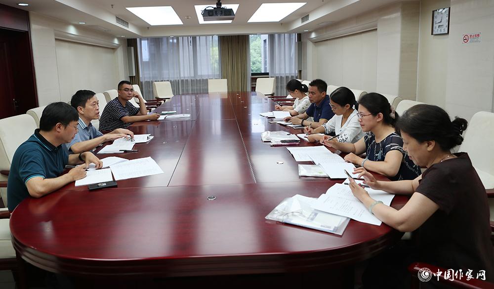 7月24日，全體會議結(jié)束后，小說二組召開小組會議