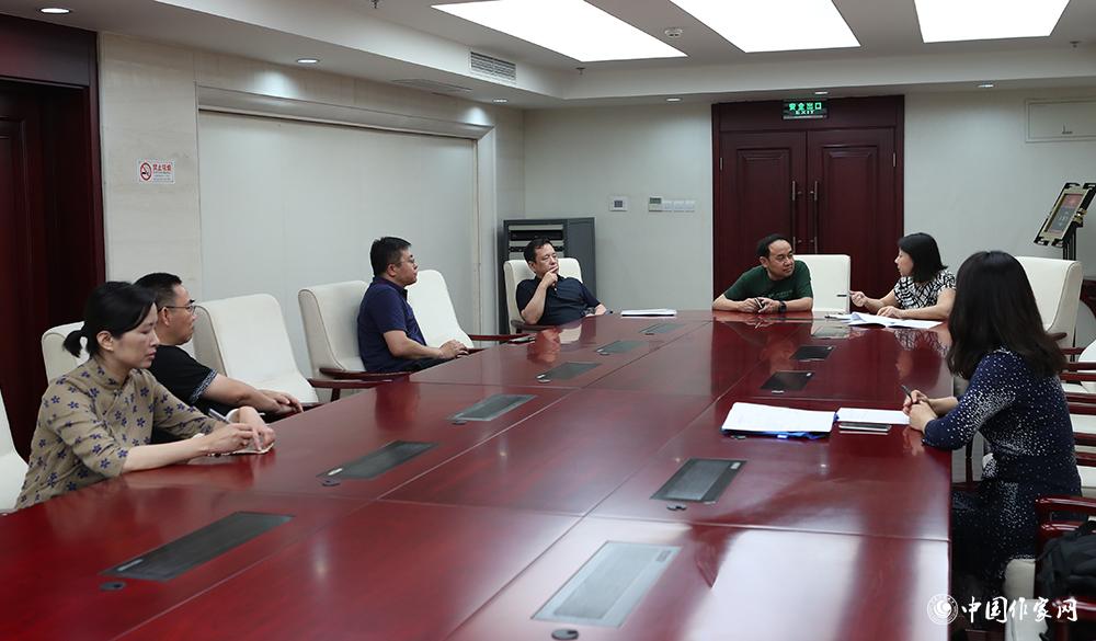 7月24日，全體會議結(jié)束后，小說一組召開小組會議