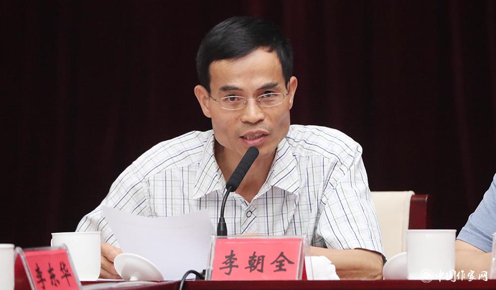 7月24日，李朝全就參評作品申報公示、分組情況及會務(wù)注意事項等作說明